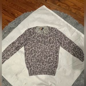 Women’s BANANA REPUBLIC Grey Cheetah Print Sweater Sz S
